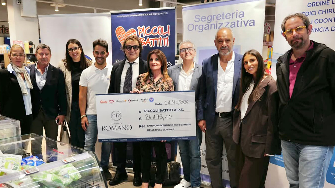 foto consegna assegno all'associazione Piccoli Battiti
